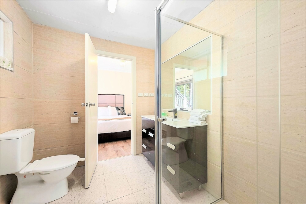 Eltham Gateway Hotel and Conference Centre 34/37