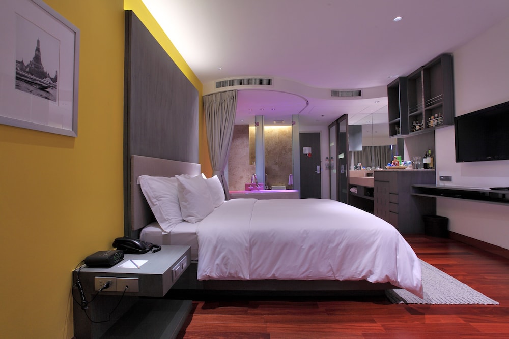 Lit Bangkok Hotel 64/107