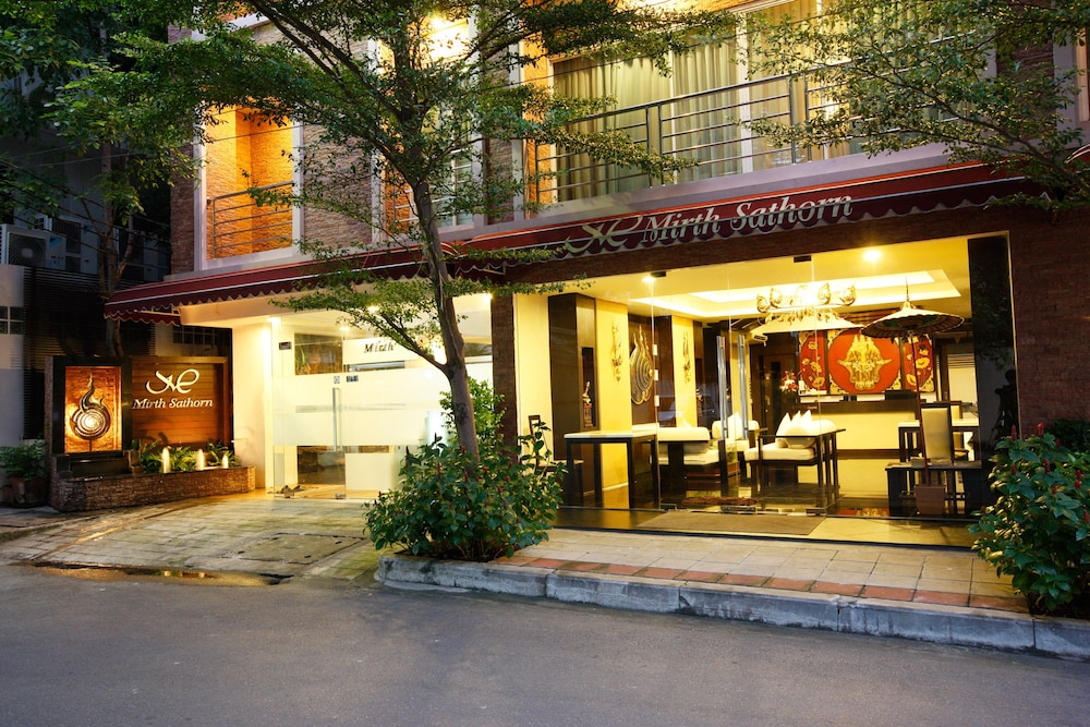 Mirth Sathorn Hotel 2/39