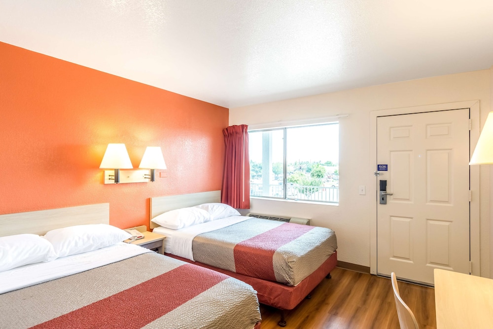 Motel6 Redding, CA - Central 17/47