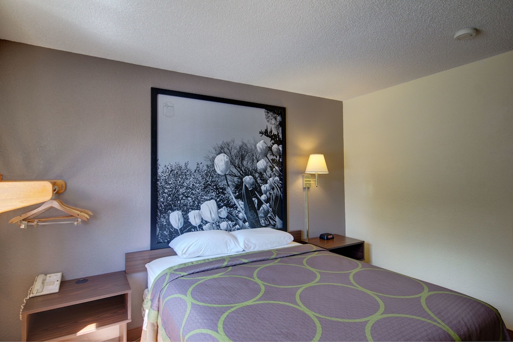 Super 8 by Wyndham Zanesville. 12/40