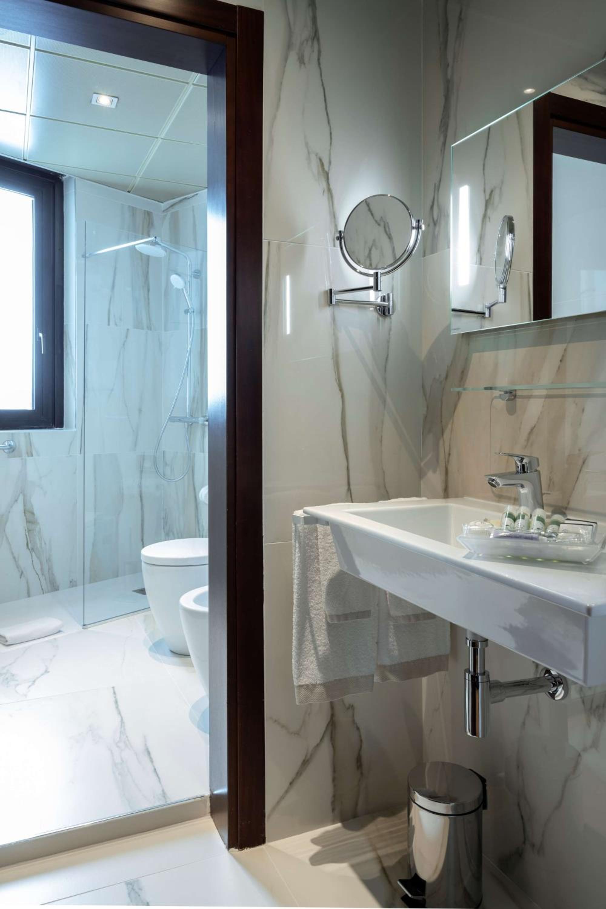 غرفة رباعية بسرير كوين مع أريكة، Antares Hotel Concorde 3/3