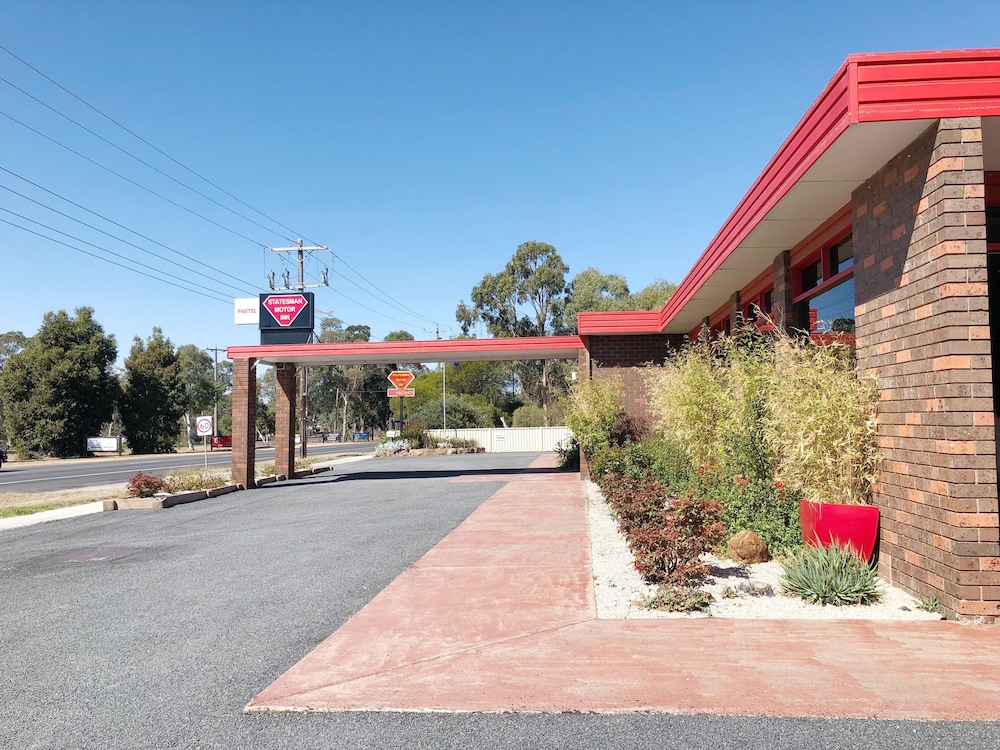 Statesman Motor Inn 34/47