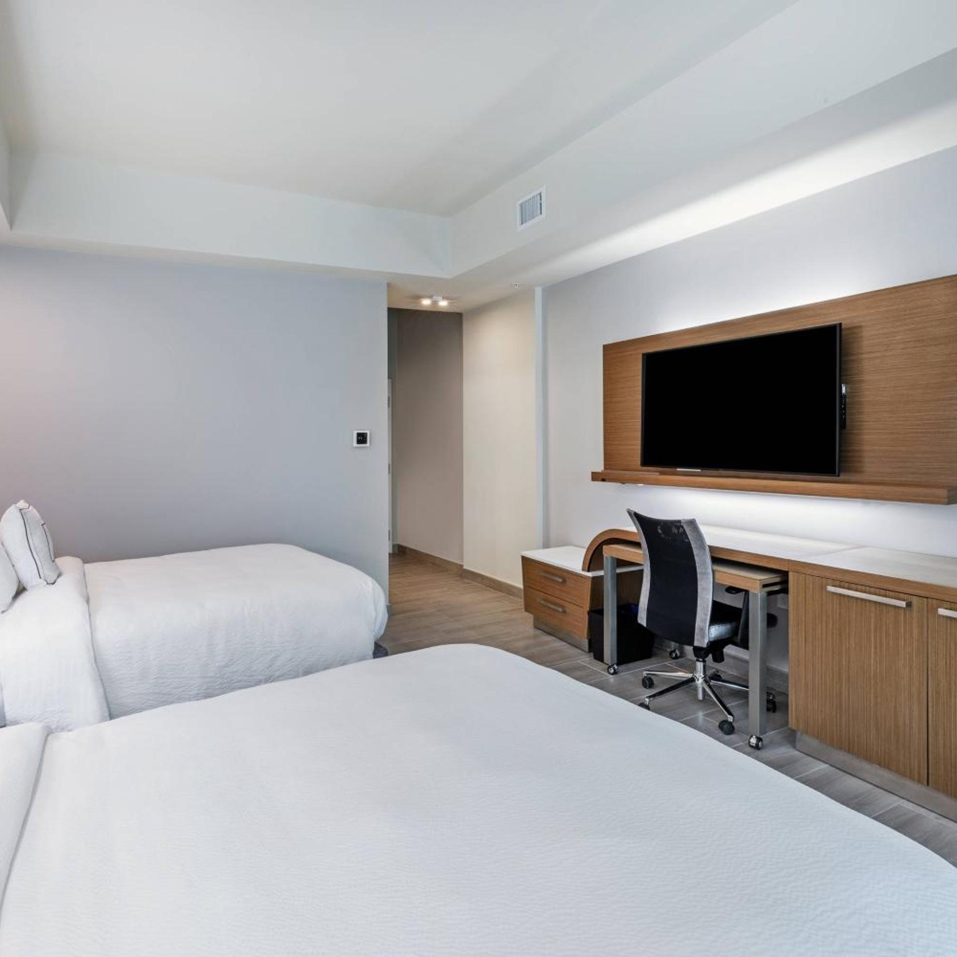 Guest Room, 2 Queen Beds, Partial Bay View, Balcony