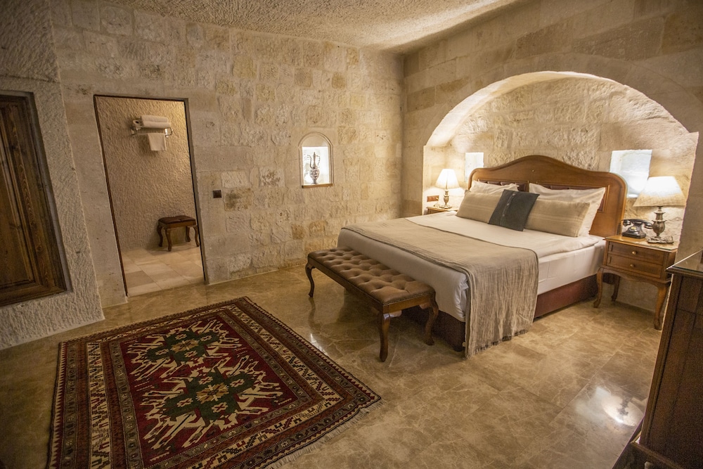 Artemis Cave Suites 24/64