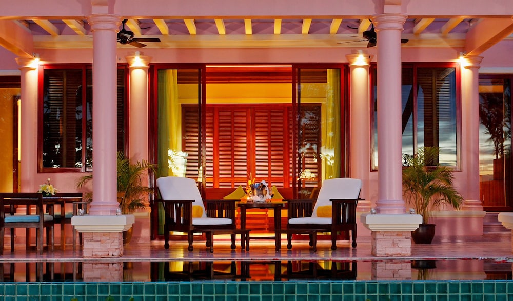 Centara Grand Beach Resort Phuket 65/85