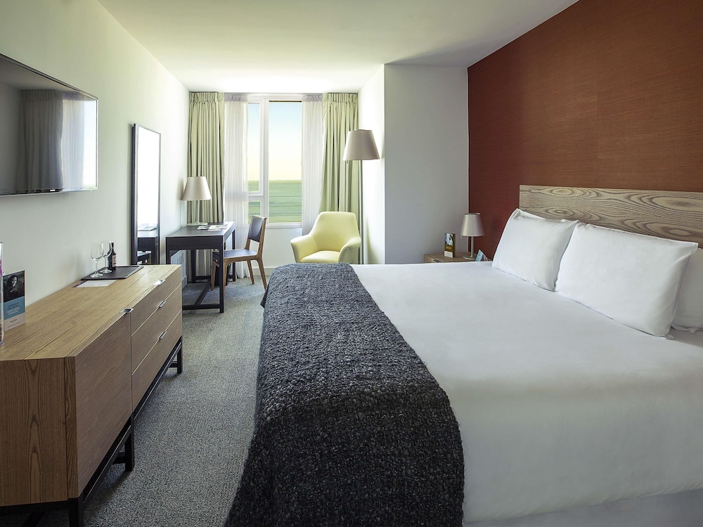 SUPERIOR, QUEEN BED