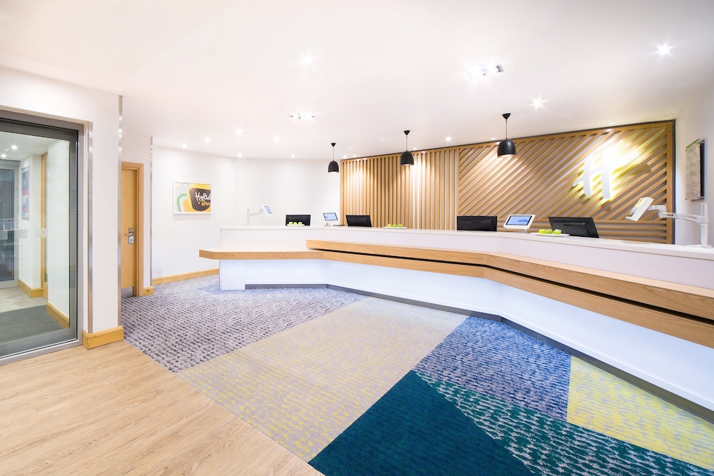 Holiday Inn Gatwick Airport 6/75