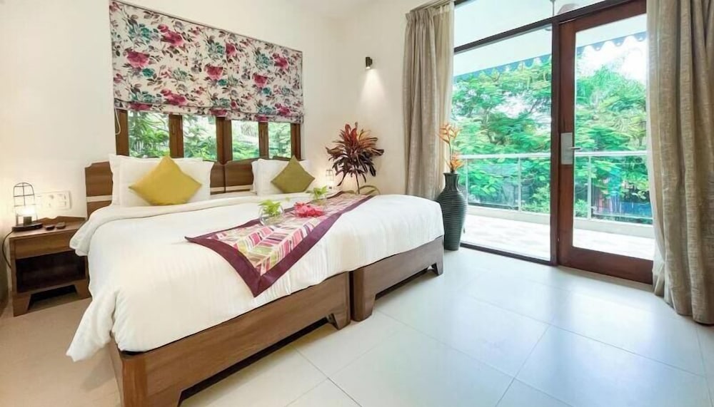 2 Bedrooms, Emerald, Suite, Queen Bed, Living Area