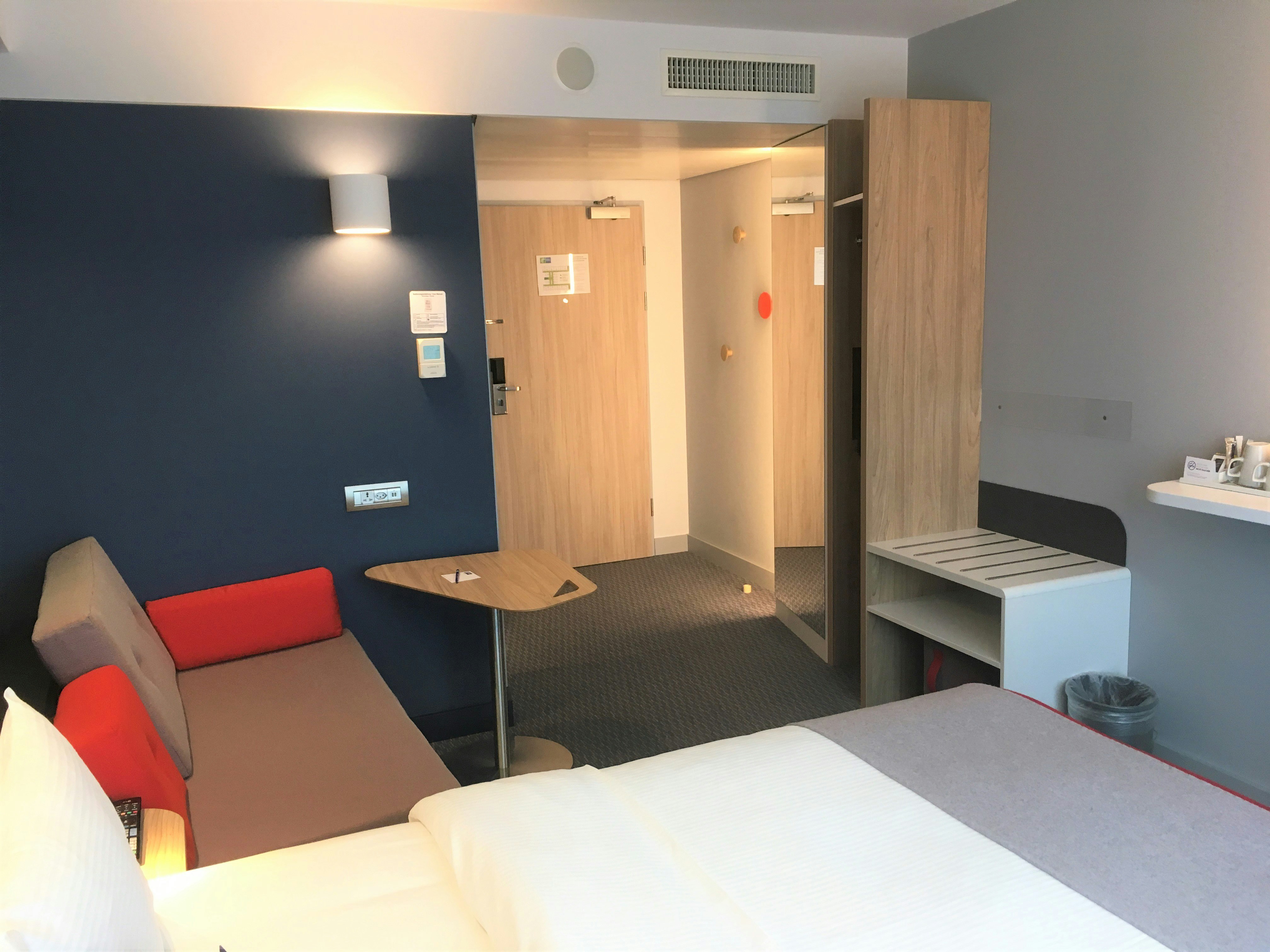 HOLIDAY INN EXPRESS ZURICH AIRPORT 31/80