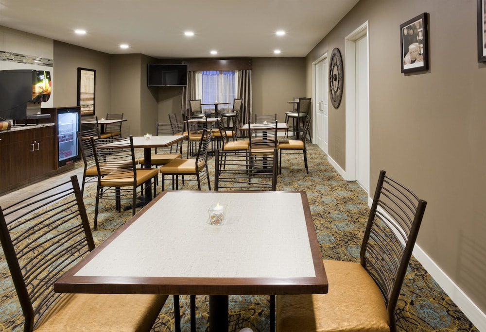 GrandStay Hotel & Suites - Delano 13/21