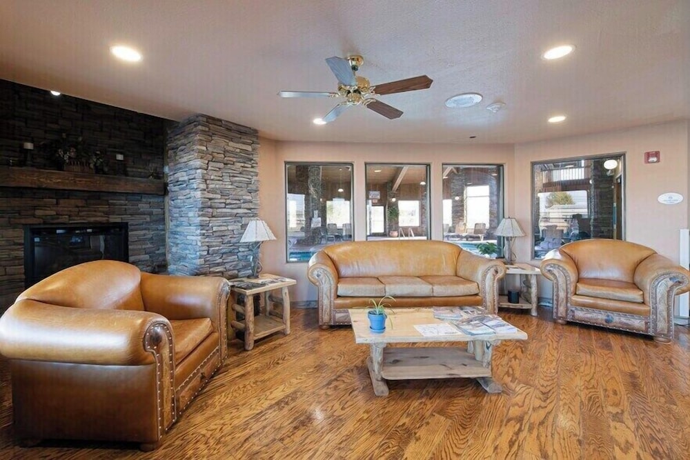 Pinedale Hotel & Suites 45/50