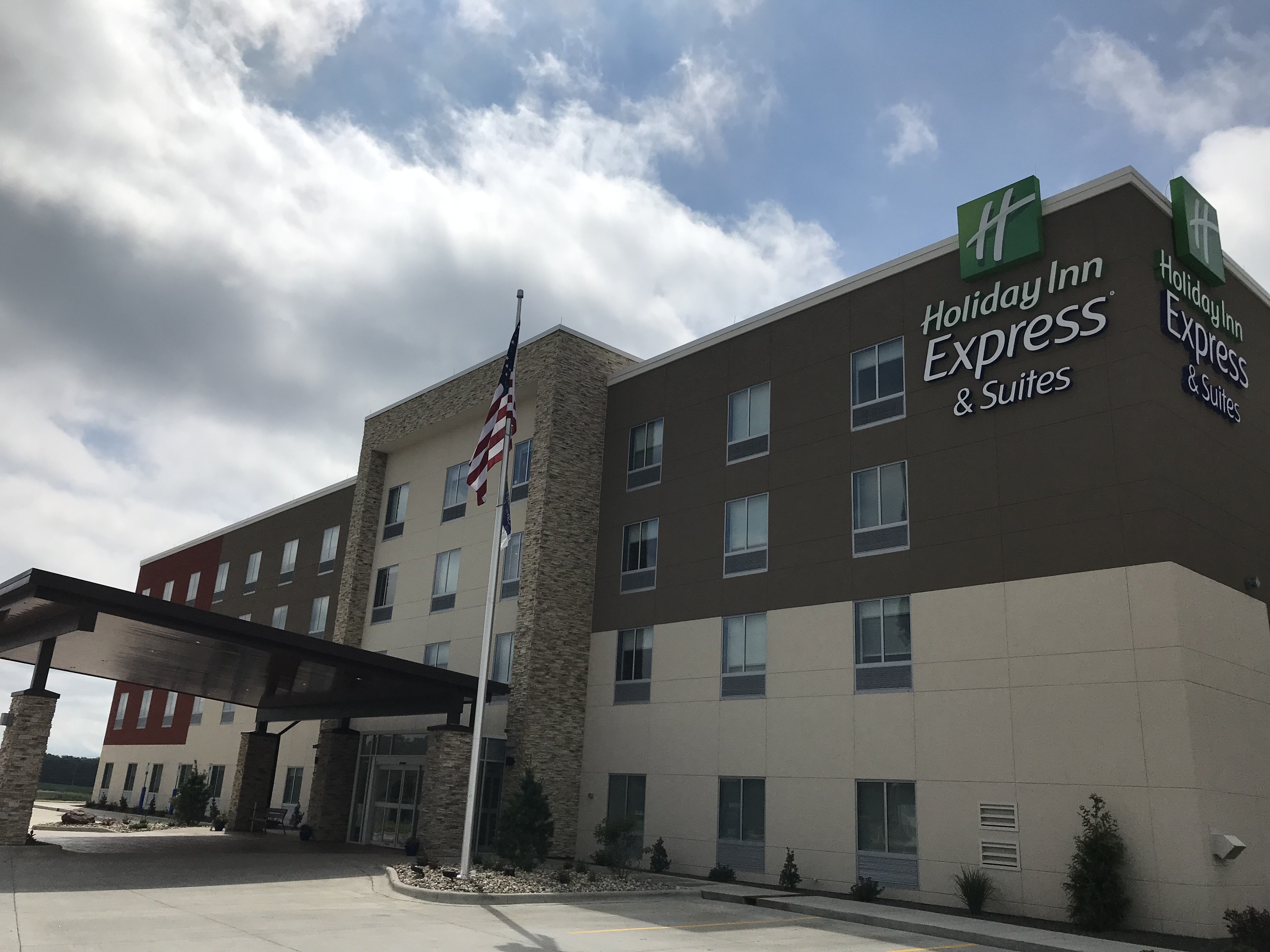 HOLIDAY INN EXPRESS & SUITES HANNIBAL - MEDICAL CENTER 3/53