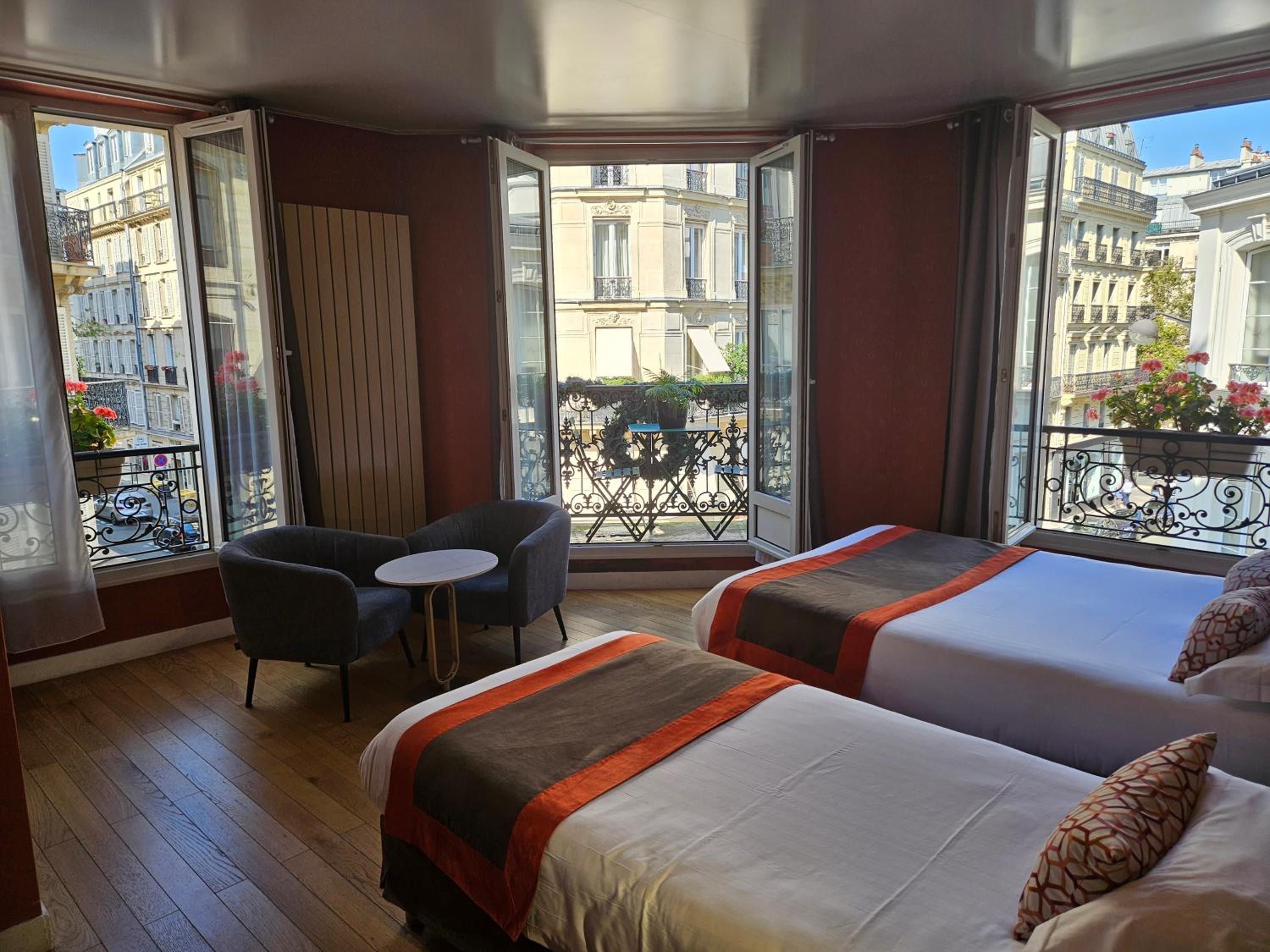 ROOM, TRIPLE, 2 BEDS