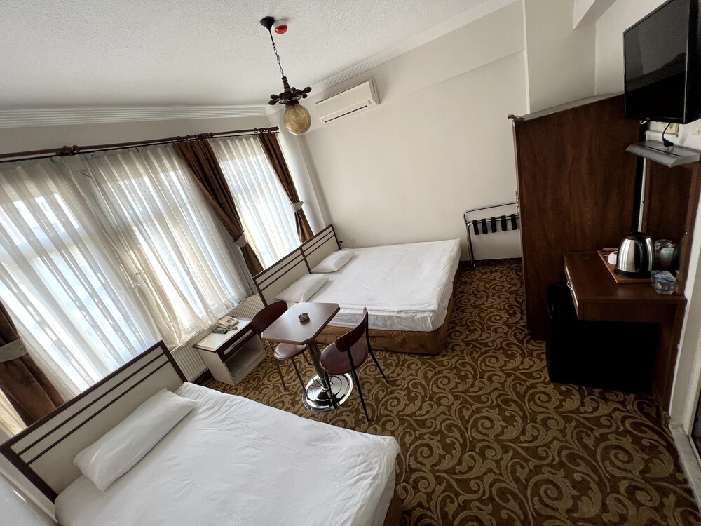 Headman Hotel 8/41