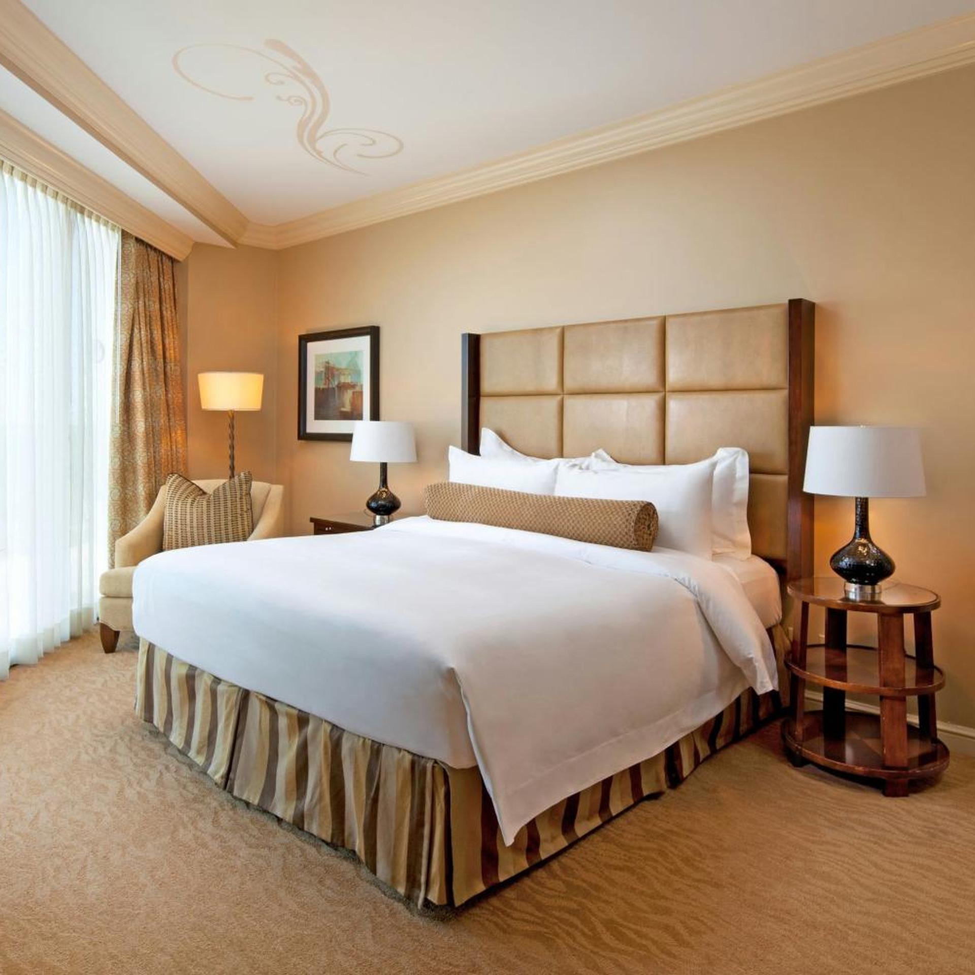 1 Bedroom, Astor, Suite, King Bed, Corner