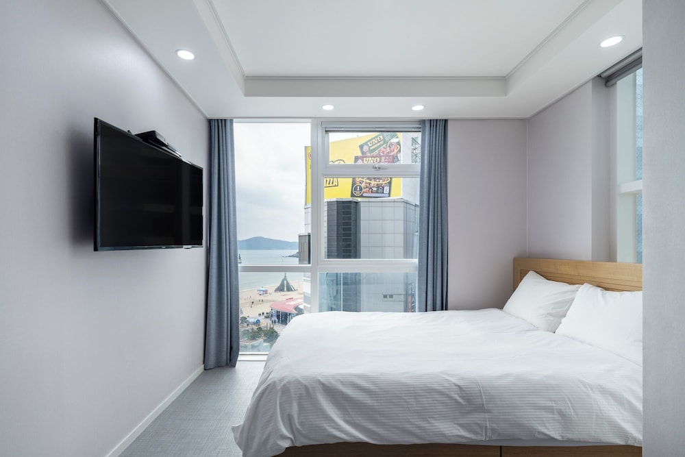 ROOM, DOUBLE BED, PARTIAL OCEAN VIEW