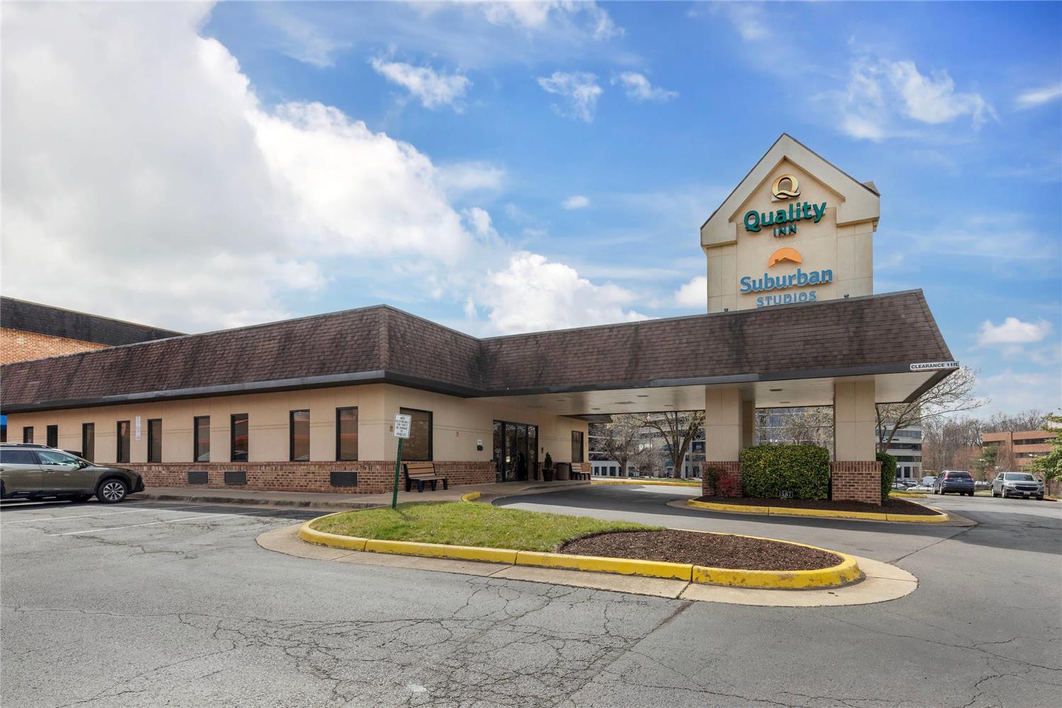 Suburban Studios Tysons Corner 18/22