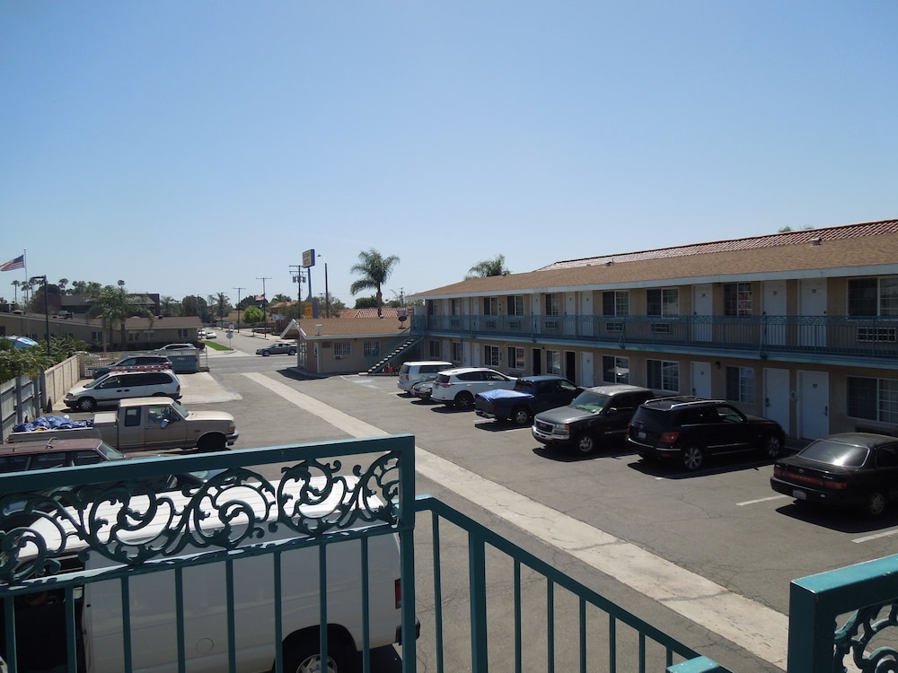 Castaway Motel 3/48