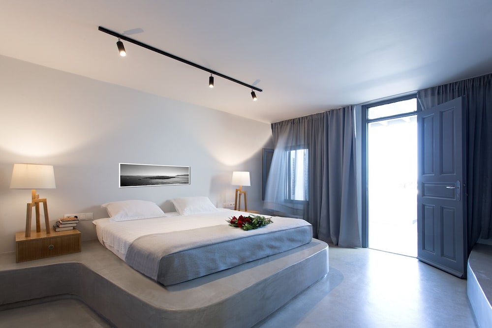 STUDIO, SEA VIEW, JETTED TUB