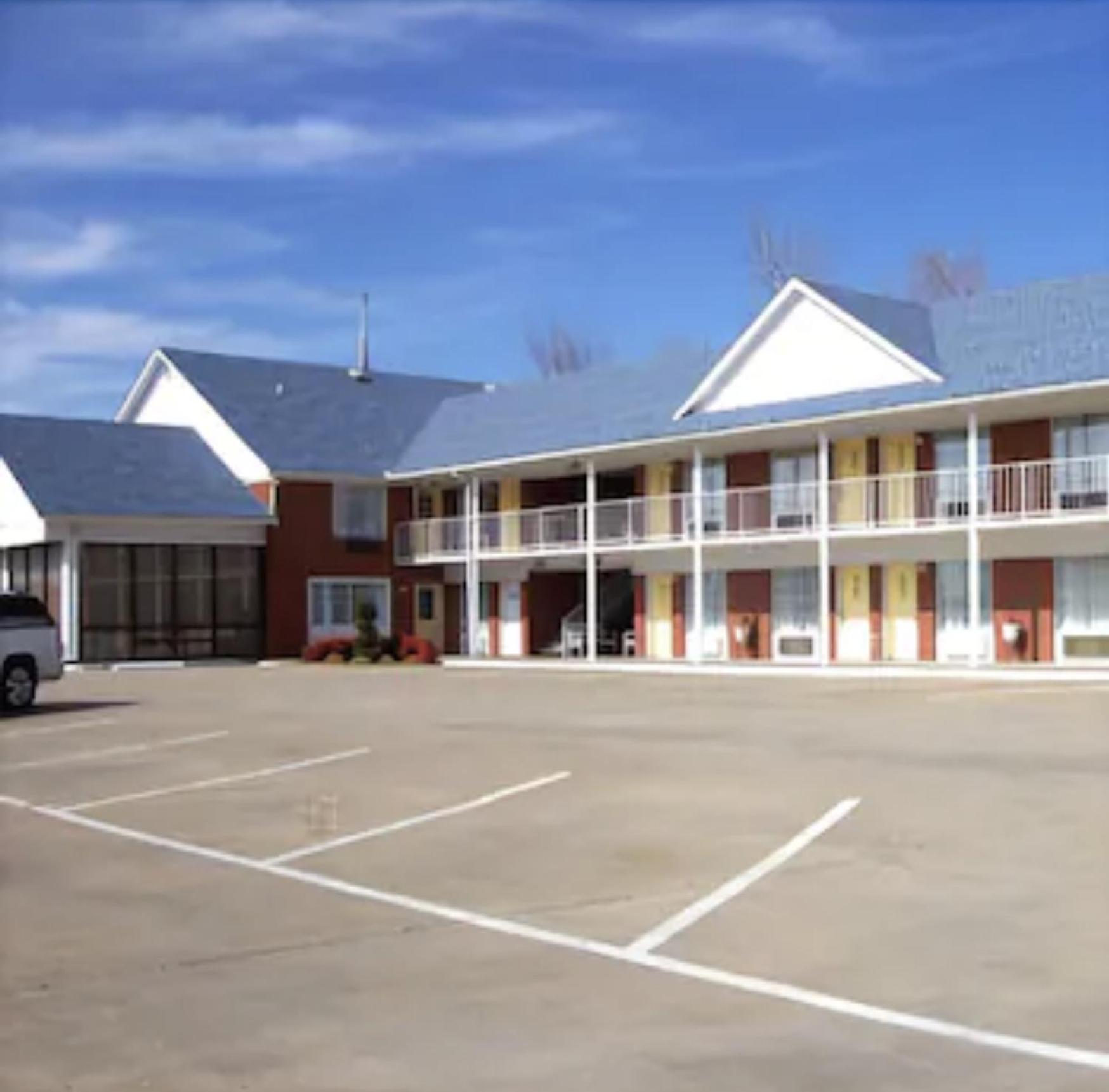 Blue Ribbon Inn and Suites 19/26