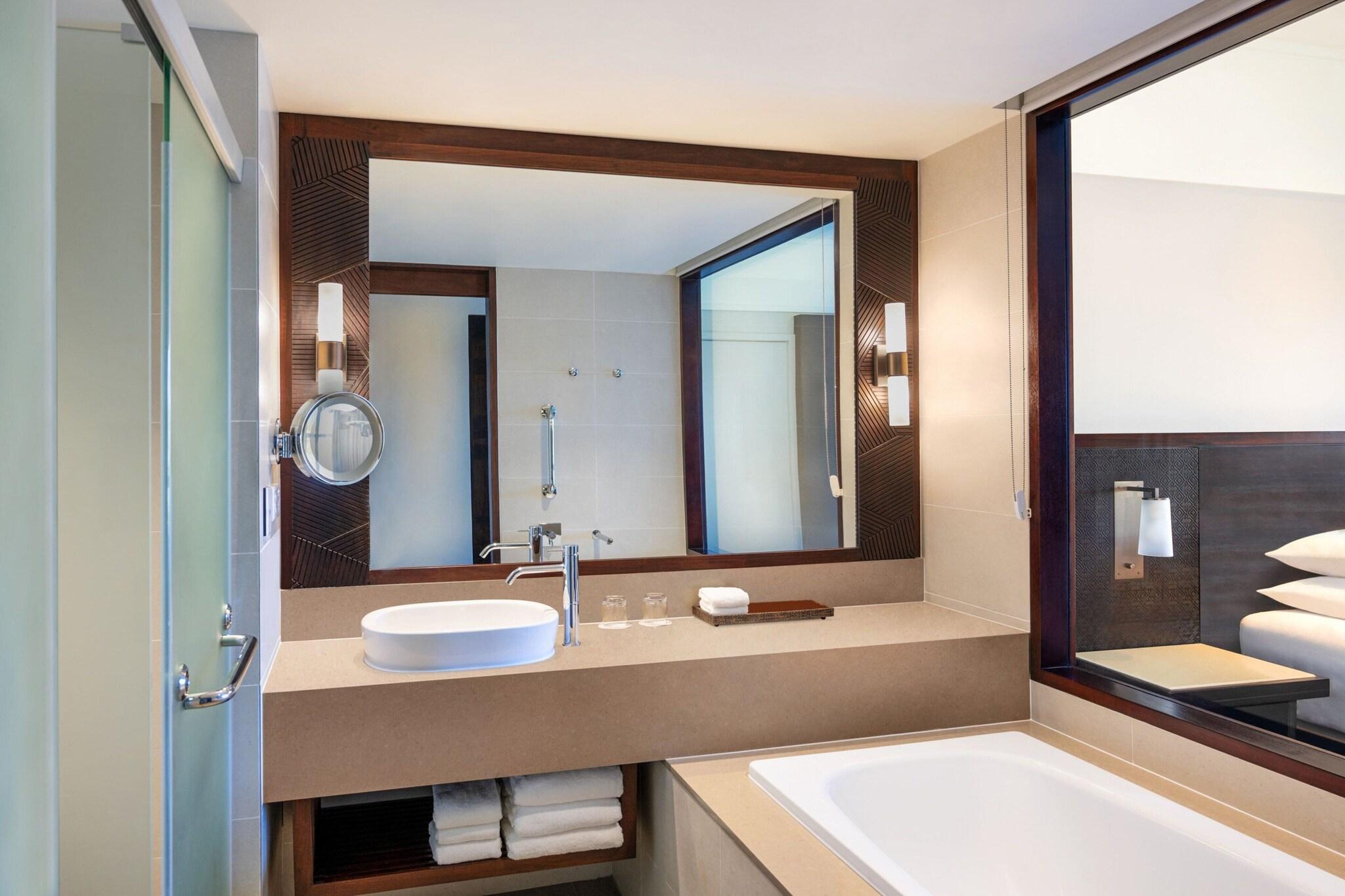 Room, King Bed, Lagoon View, Fiji Marriott Resort Momi Bay 5/8
