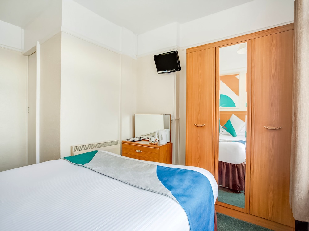Oyo Godolphin Arms Hotel 16/67