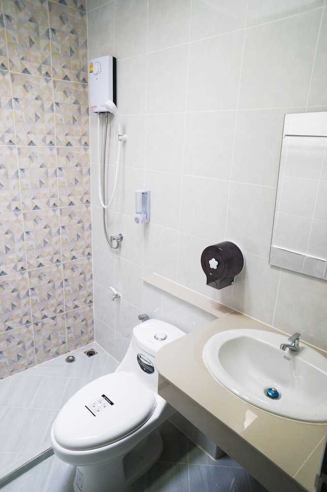 ROOM, DOUBLE BED, NO WINDOW
