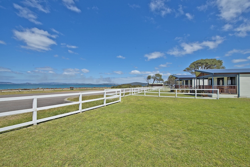 Acclaim Rose Gardens Beachside Holiday Park 45/50