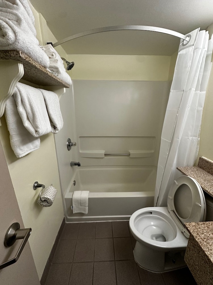 Ramada By Wyndham Virginia Beach 34/37