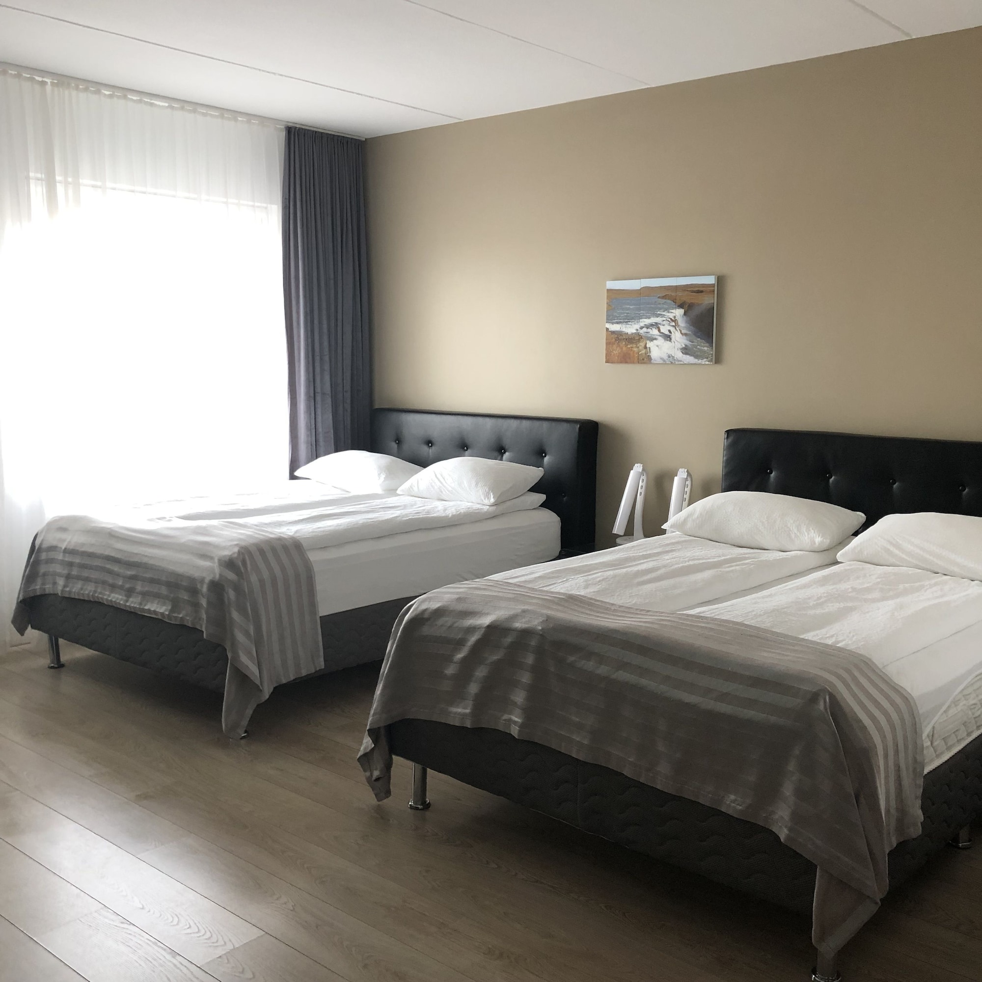 غرفة عائلية رباعية بسريرين كينج، Aurora Hotel At Reykjavik-Keflavik Airport Terminal Kef 2/5