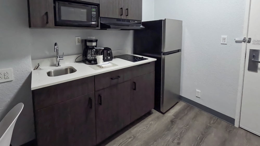 غرفة قياسية بسرير كوين بمطبخ صغير، Studio6 Brownsville, TX 10/10