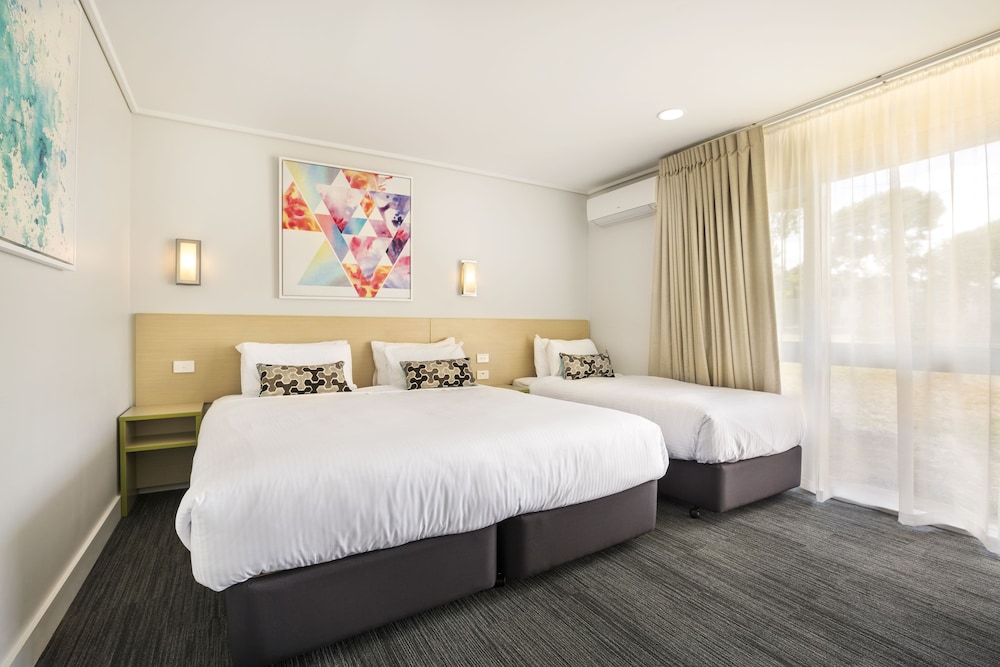 STUDIO, KING BED, WITH EXTRA BED