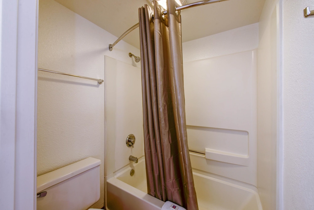Travelodge by Wyndham Norfolk Airport 47/48