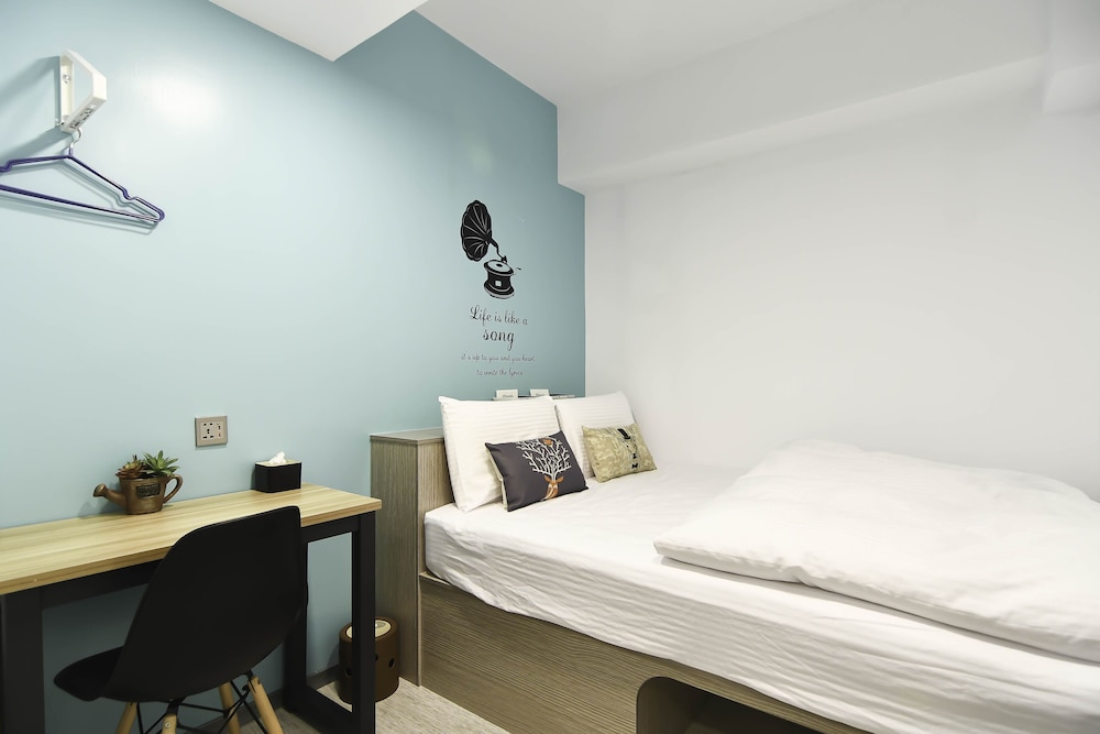 Flyinn Hostel 12/50