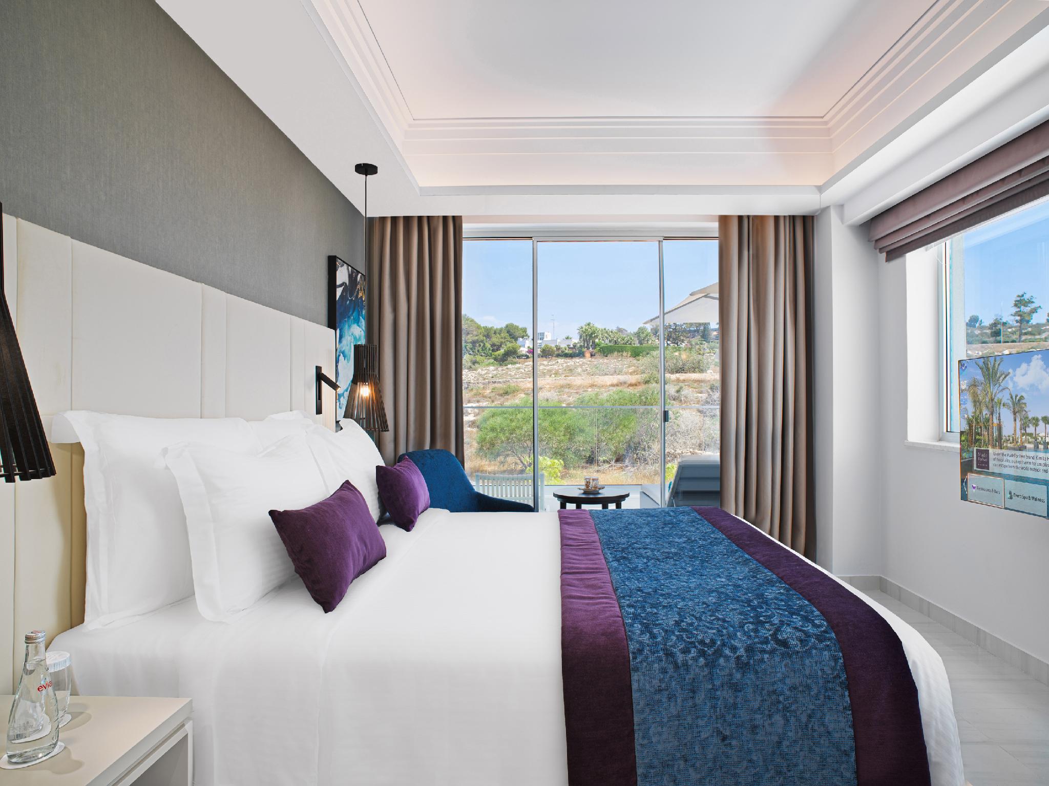 Superior, King Bed, Inland View
