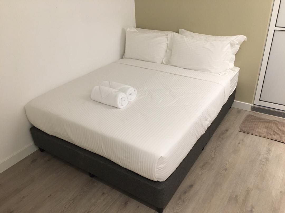 Room, Queen Bed, No Window