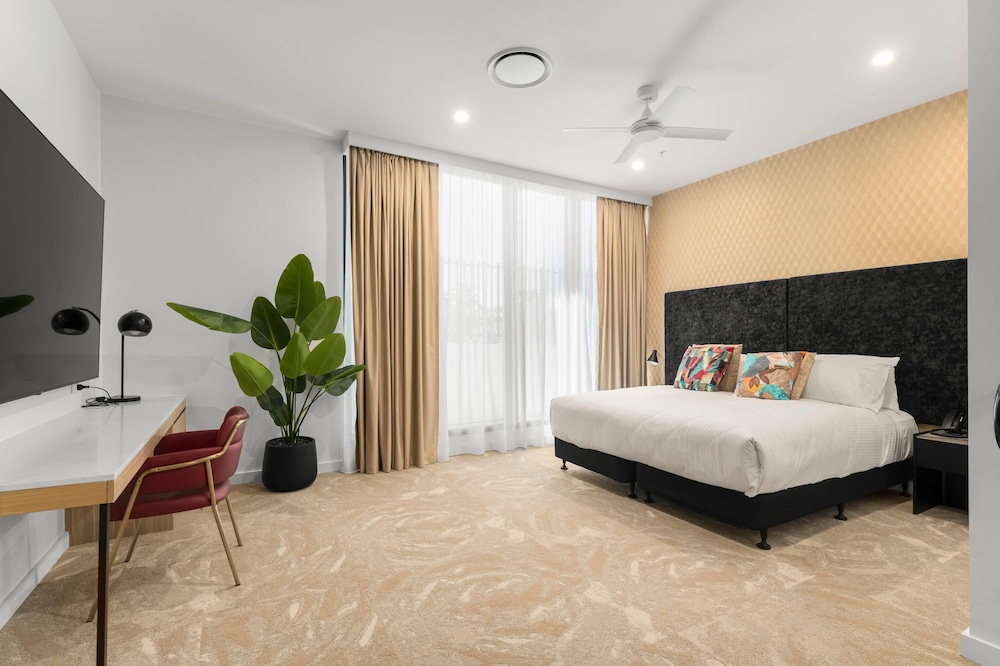EXECUTIVE, SUITE, KING BED