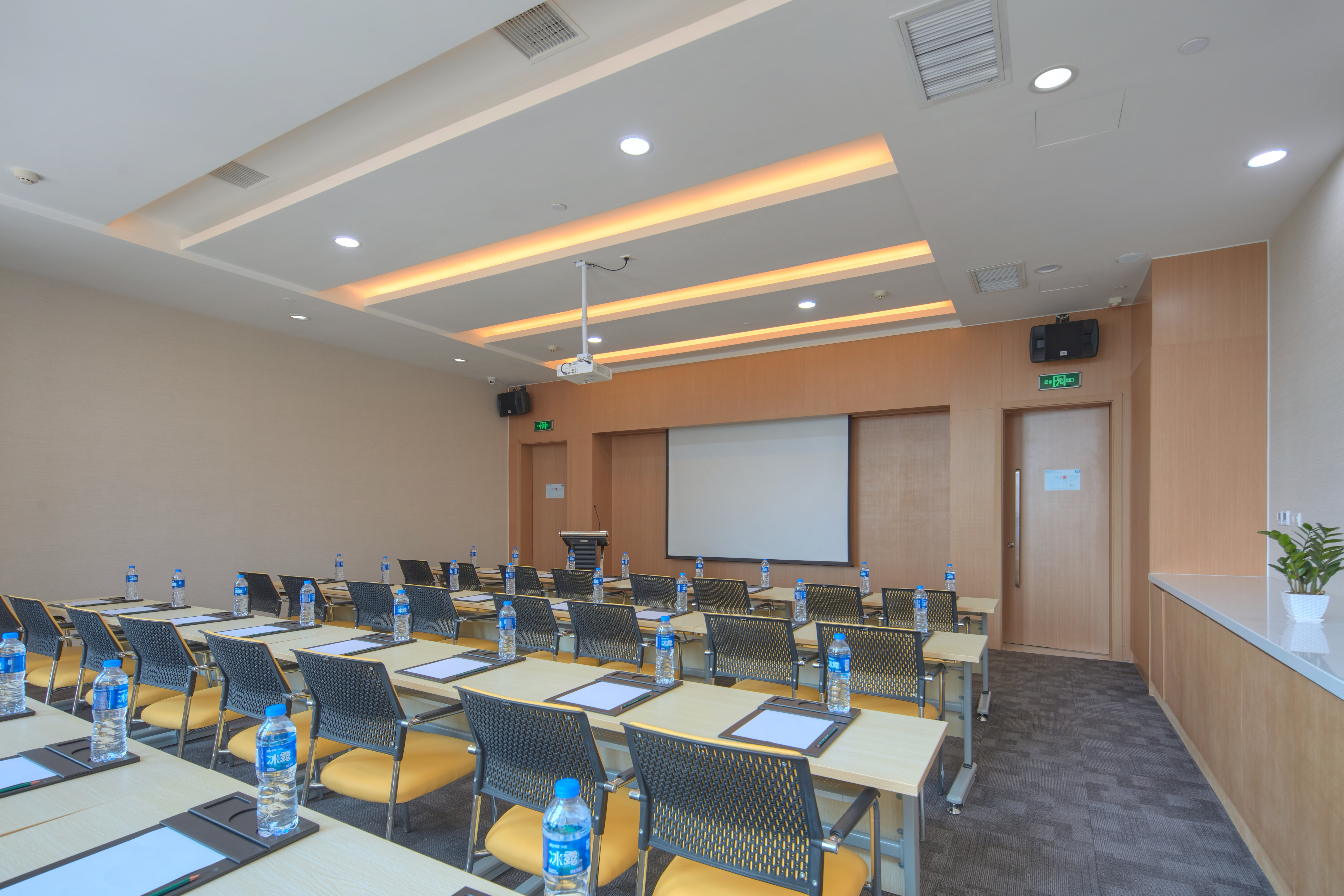 HOLIDAY INN EXPRESS LUOYANG YICHUAN 48/56