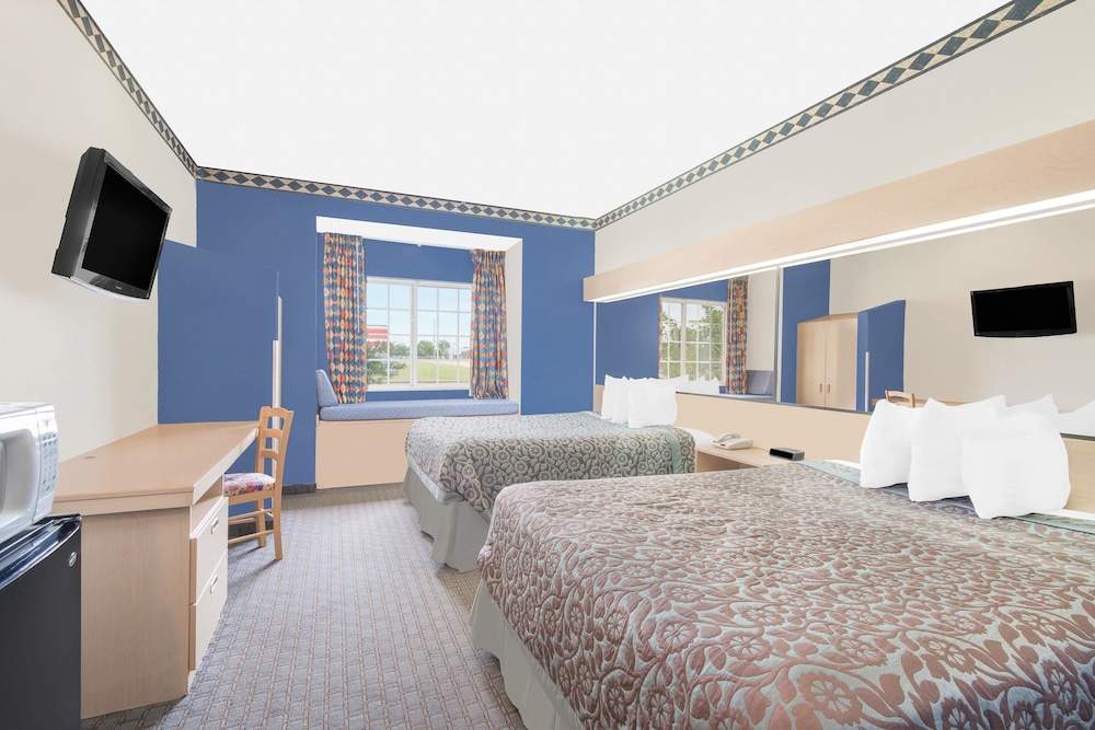 Days Inn & Suites By Wyndham Hutchinson 6/42