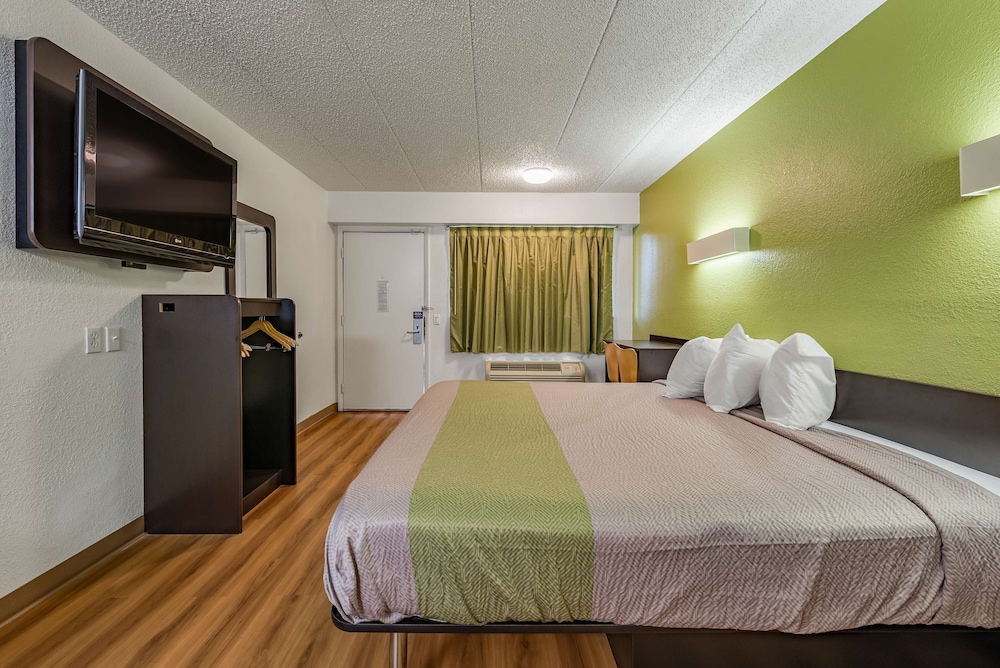 Days Inn by Wyndham Cincinnati I-71 8/28