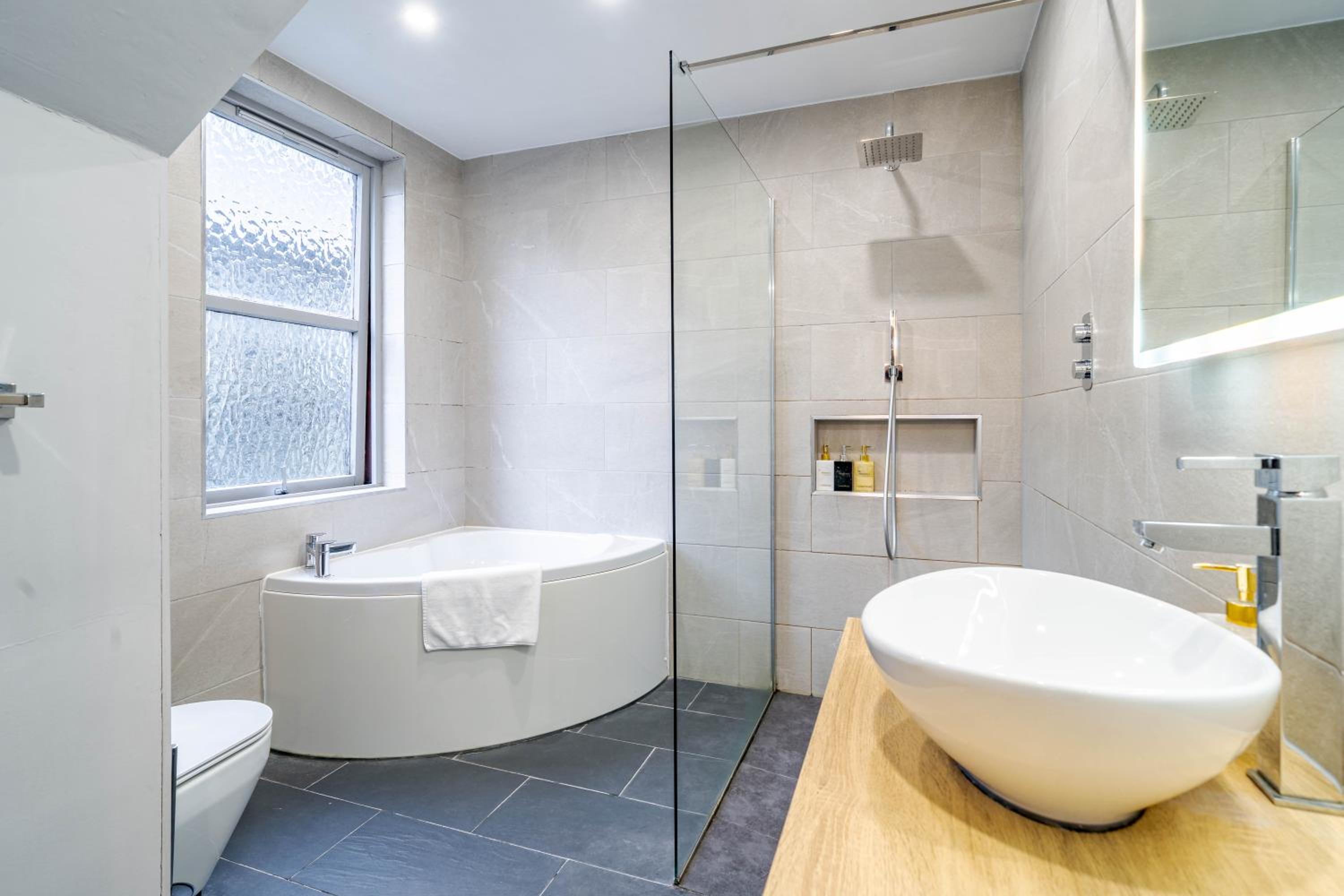 Waterhead Rooms & Suites - Parking and Light Breakfast 35/43