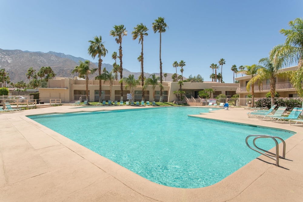 Days Inn by Wyndham Palm Springs thumb 4