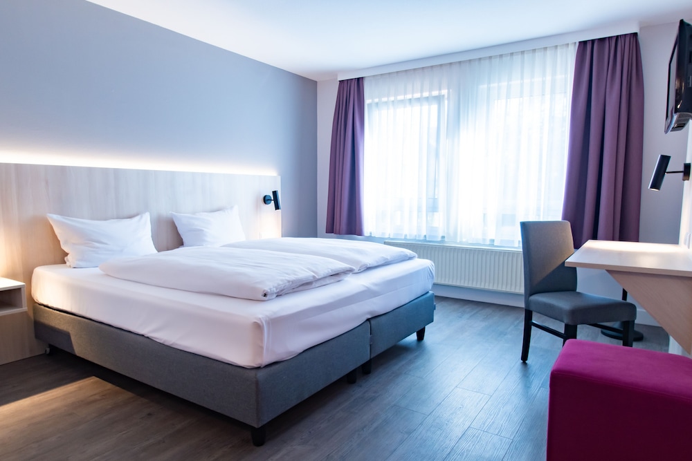 Standard, Queen Bed