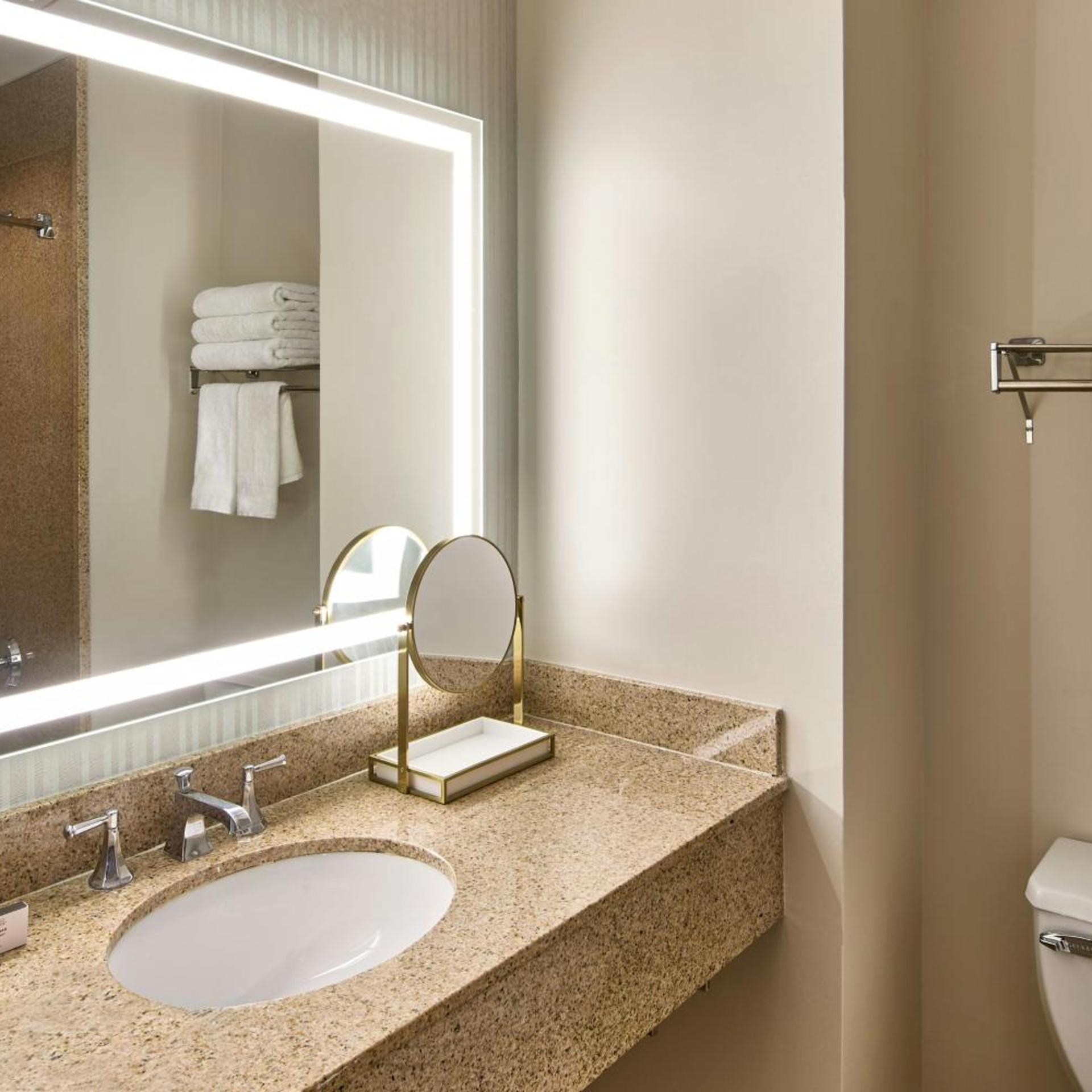 غرفة بسرير كينج بحوض استحمام لذوي الإعاقة، Sheraton Birmingham 8/10