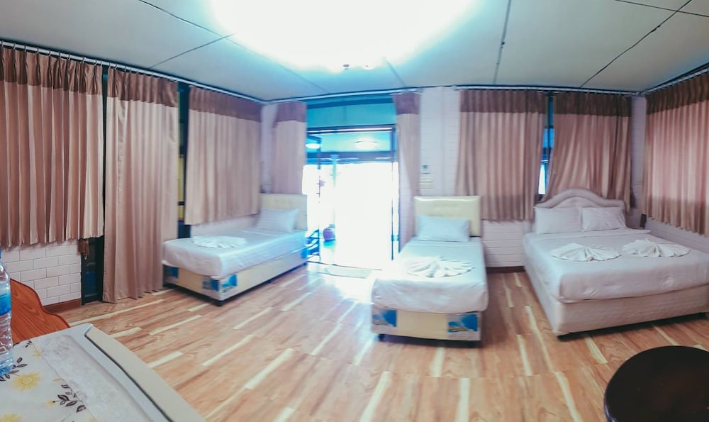 The Uncle Beach Resort 20/50