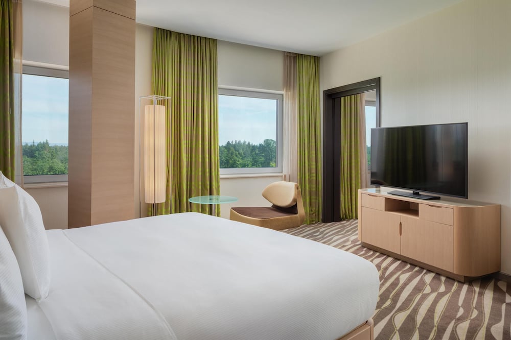 EXECUTIVE, SUITE, KING BED, SKYLINE VIEW, CORNER