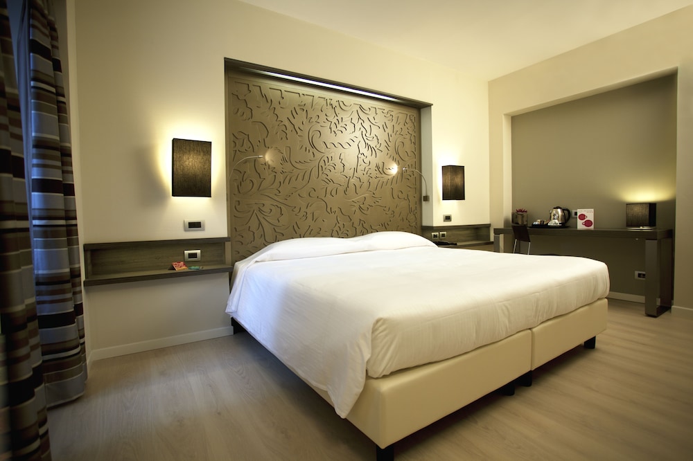 Diplomatic Hotel 22/62