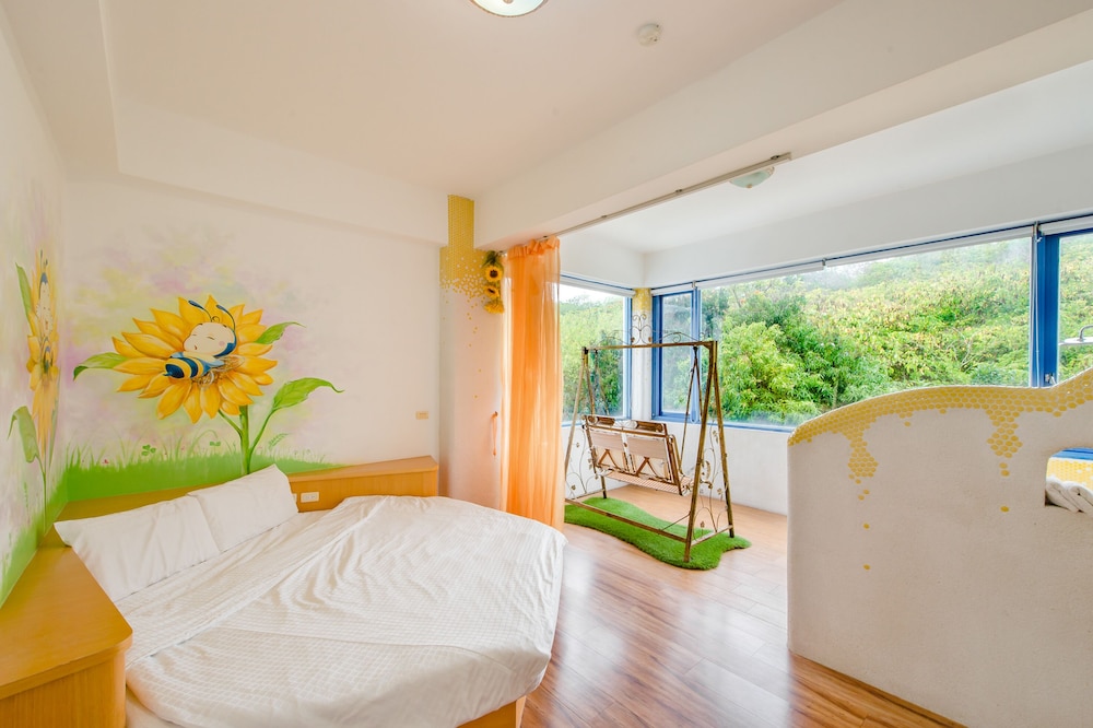 Room, Queen Bed, Bathtub