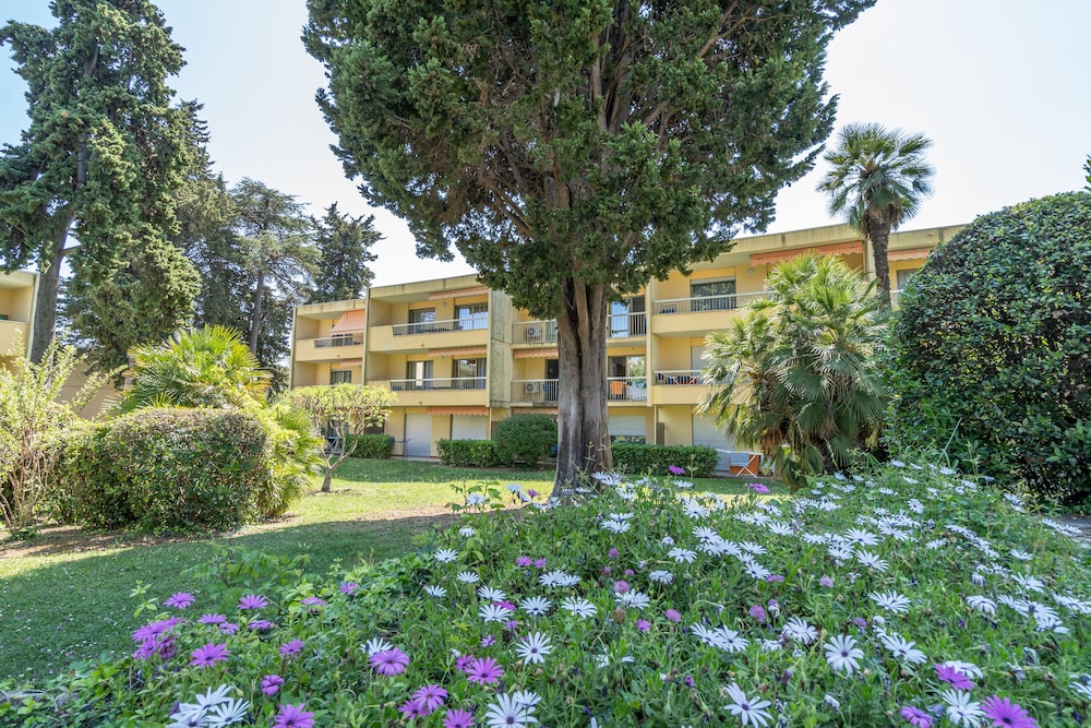 VVF Villages 'Les Eucalyptus' Juan Les Pins 36/50